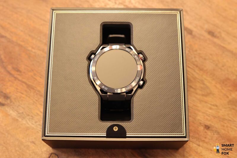 Man sieht die Huawei Watch Ultimate im Karton.